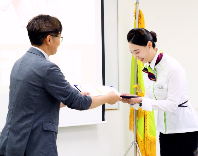 진에어는 2023년 신입 객실승무원들이 오는 12일부터 정식 비행 업무에 나선다고 6일 밝혔다. 사진은 2023년 신입 객실승무원이 수료증을 받는 모습. (사진 = 진에어 제공)