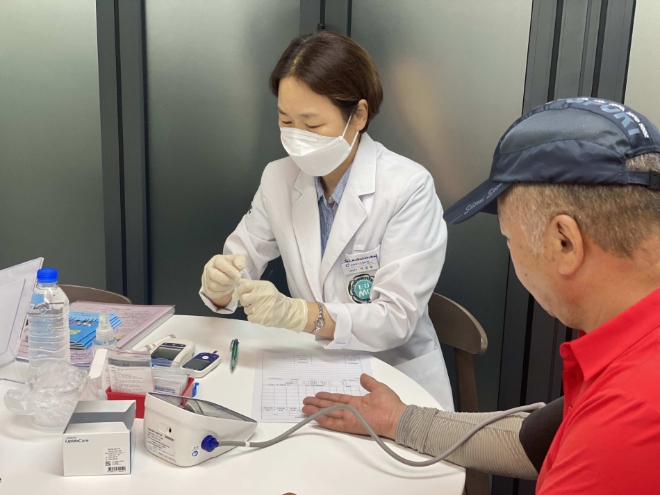 카카오모빌리티는 초보 대리기사들의 업무 적응 지원을 위한 ‘건강하게 일하는 법 강연’과 ‘의료전문의 상담 서비스’를 제공하는 ‘슬기로운 대리생활’ 캠페인을 성황리에 진행했다고 6일 밝혔다. 사진은 쉼터 상담실에서 1:1 전문 의료 상담을 하는 모습. (사진 = 카카오모빌리티 제공)