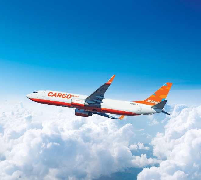 제주항공은 두번째 화물 전용기(B737-800BCF) 도입을 대비해 물류업계 네트워크 강화를 통한 안정적인 화물운송사업 기반 구축에 나선다고 6일 밝혔다. 사진은 제주항공 항공기의 모습. (사진 = 제주항공 제공)
