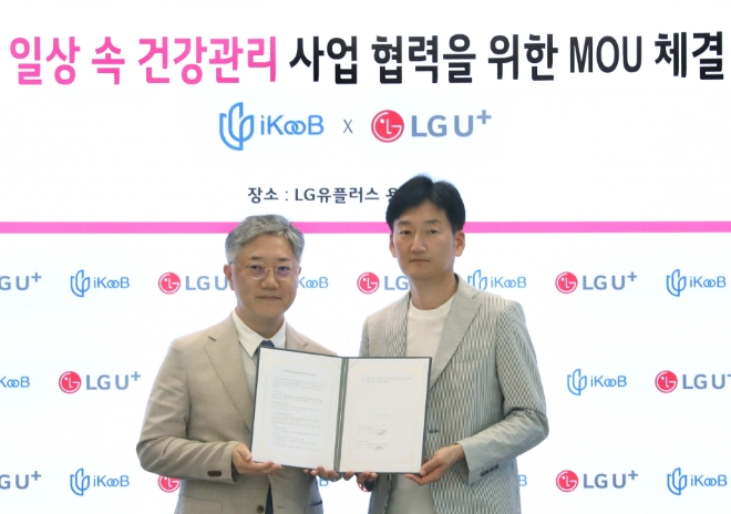 LG유플러스는 만성질환 관리 플랫폼 기업 ‘아이쿱’과 일상 속 건강관리 서비스 개발을 위한 업무협약(MOU)을 체결했다고 6일 밝혔다. 사진은 LG유플러스 용산 사옥에서 열린 협약식에 참석한 아이쿱 조재형 대표(왼쪽)와 LG유플러스 권용현 CSO(오른쪽)의 모습. (사진 = LG유플러스 제공)