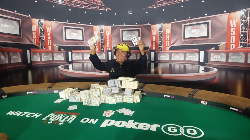 포커 레전드 중 한 명인 '마스터' 멘 윈이 기념사진 촬영에 응하고 있다.