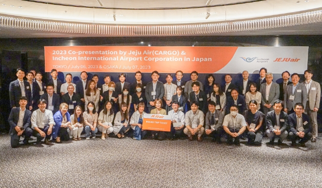 지난 6일 일본 도쿄 소재 하포-엔(HAPPO-EN) 호텔에서 인천국제공항공사와 제주항공이 공동으로 진행한 ‘일본 지역 항공화물 물동량 증대를 위한 공동 설명회’에서 인천국제공항공사 김형일 물류영업팀장(사진 뒷줄 왼쪽에서 첫 번째), 제주항공 박지헌 사업실장(사진 뒷줄 오른쪽에서 두 번째) 및 관계자들이 기념촬영을 하고 있다. / 사진=인천공항공사 제공
