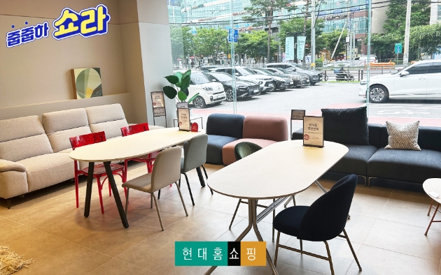 7일 현대홈쇼핑 모바일 라이브커머스 채널 '쇼라'에서 진행하는 파격 할인가 판매 프로그램 '줍줍하쇼라' 첫 생방송이 진행되는 현대리바트 매장 전경. / 사진=현대홈쇼핑 제공