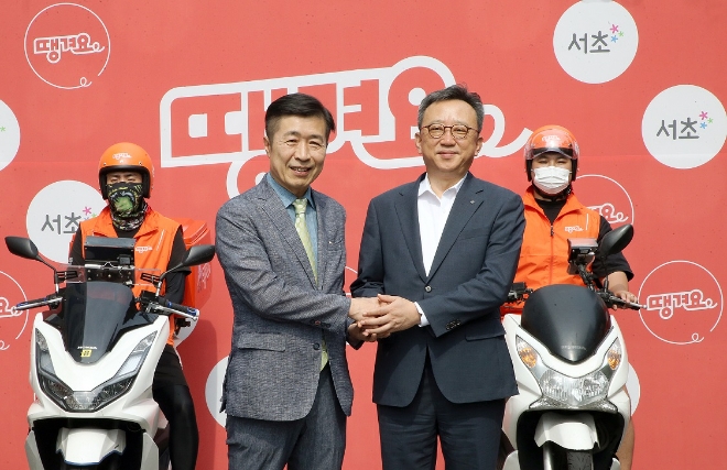 지난 6일 서울시 서초구 소재 서초구청에서 진행된 ‘서초구청 공공배달앱 땡겨요 업무협약식’에서 정상혁 신한은행장(오른쪽)과 전성수 서초구청장이 기념촬영 하는 모습. / 사진=신한은행 제공