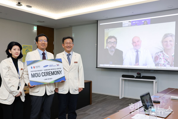 (왼쪽부터)이지연삼성서울병원암병원암정밀치료센터장,이우용암병원장,박희철암병원운영지원실장.