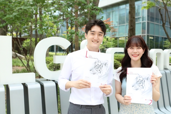 LG이노텍은 ESG(환경·사회·지배구조) 경영 성과를 담은 2022-2023 ‘지속가능성보고서’를 발간했다고 7일 밝혔다. 사진은 LG이노텍 직원들이 최근 발간된 2022-2023 ‘지속가능성보고서’를 선보이고 있는 모습. 보고서에는 지난해 회사가 추진한 주요 ESG경영 성과가 담겼다. (사진 = LG이노텍 제공)