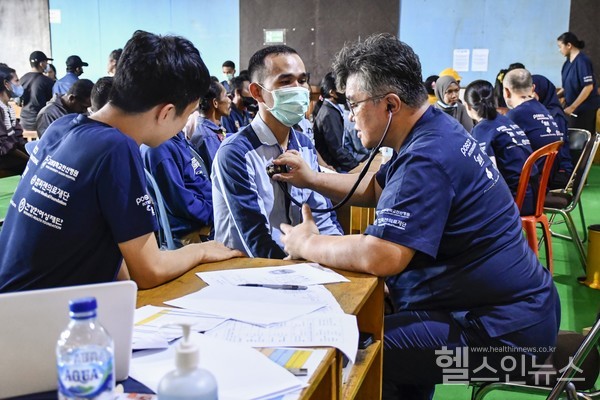 (오른쪽)고려대안산병원심장혈관흉부외과조원민교수가환자의상태를살펴보고있다