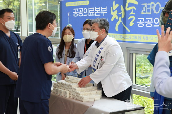 3일제1회공공의날을맞아서울시서남병원이진행한“ZERO-ZERODAY”에서장영수공공의료본부장이의료진과악수하고있다.