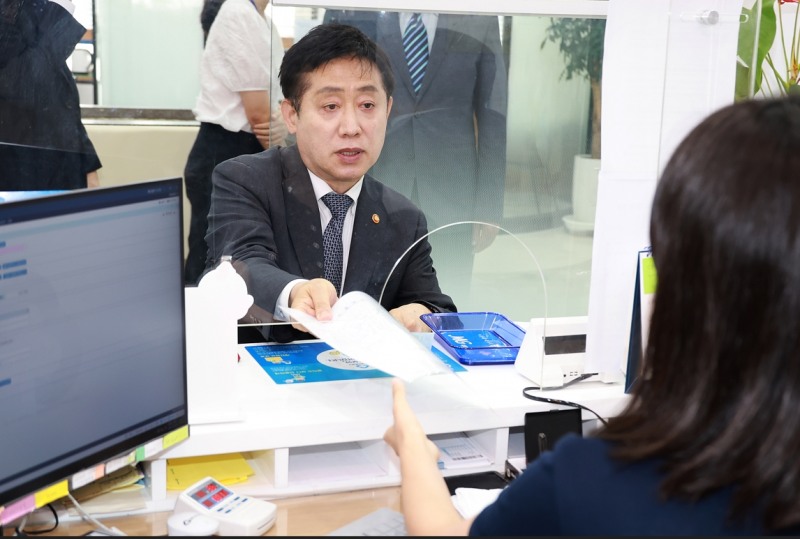 사진: 새마을금고 방문해 6천만원을 예금하는 퍼포먼스를 벌인 김주현 금융위원장