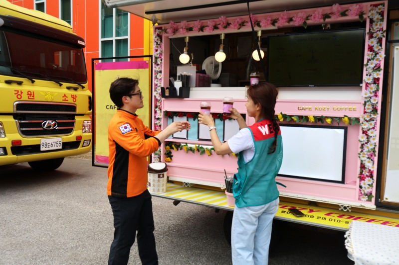 소방대원에게 커피를 전달하는-모습