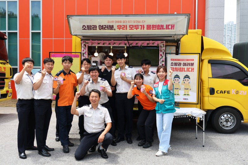 커피차에 기뻐하는 소방대원들의 모습