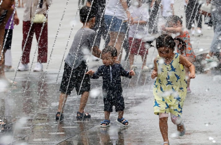  장마가 걷히고 무더위가 이어진 지난 2일 오후 서울 종로구 광화문 광장을 찾은 아이들이 바닥 분수대에서 물놀이를 하며 휴일을 보내고 있다.