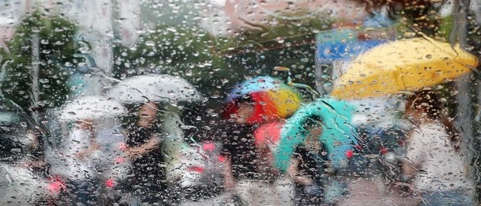 장맛비가 내리는 지난달 26일 부산 남구의 한 횡단보도에서 시민들이 우산을 쓴 채 발걸음을 재촉하고 있다.