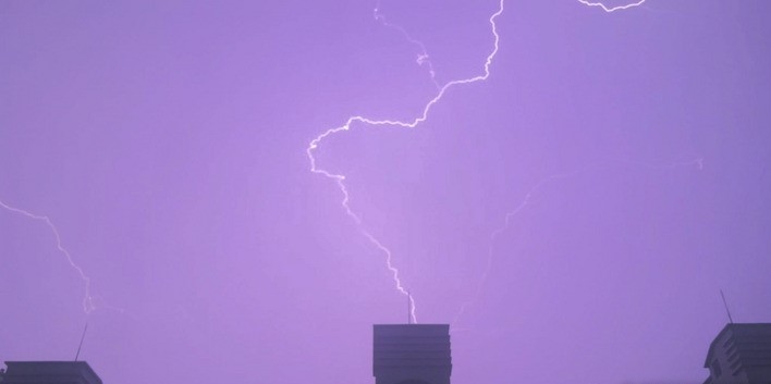 천둥·번개를 동반한 강한 비가 내린 지난달 11일 새벽 경기 부천시의 한 아파트 위로 내려치는 번개 모습.