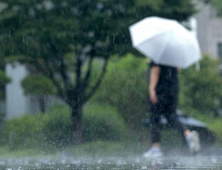 비가 내린 4일 오후 서울 종로구 광화문광장에서 시민들이 우산을 쓰고 이동하고 있다.