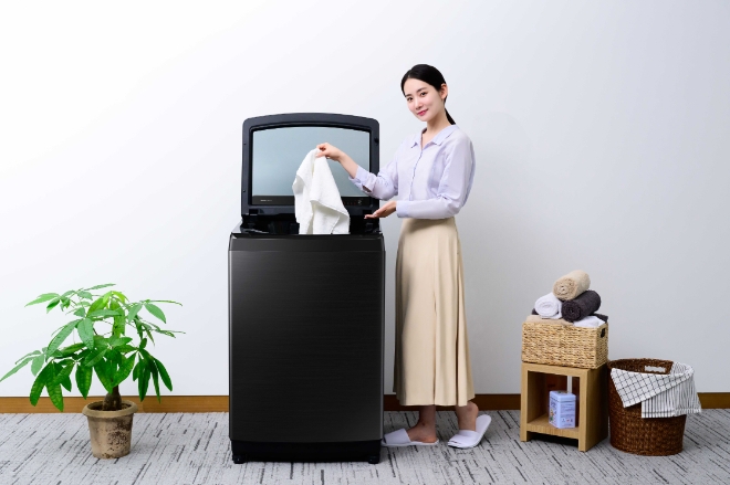 삼성전자 모델이 전 라인업에 버블폭포를 적용한 '그랑데 통버블' 신제품을 소개하는 모습. / 사진 = 삼성전자 제공