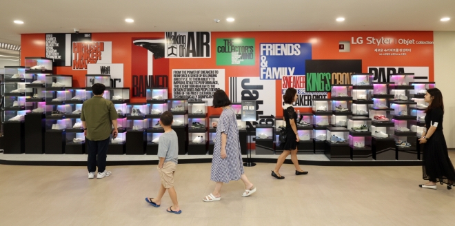 LG전자가 세종문화회관 세종미술관에서 열리고 있는 ‘스니커즈 언박스드 서울’ 전시회에서 7월 7일부터 9월 10일까지 스타일러 슈케이스를 활용한 대규모 특별 전시를 선보인다. 관람객들이 ‘LG 스타일러 슈케이스’와 한정판 스니커즈로 가득 채운 이색 전시를 보고 있다. / 사진 = LG전자 제공