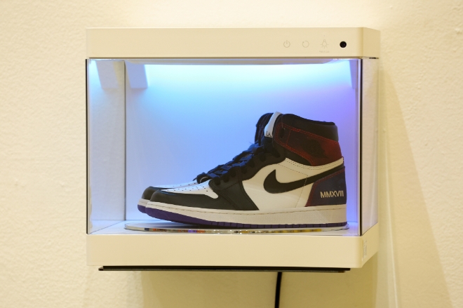 LG전자가 세종문화회관 세종미술관에서 열리고 있는 ‘스니커즈 언박스드 서울’ 전시회에서 7월 7일부터 9월 10일까지 스타일러 슈케이스를 활용한 대규모 특별 전시를 선보인다. 이번 전시회에 전시된 스니커즈 중 가장 고가의 전시품인 ‘2018년 블랙토(Black Toe) 컬러웨이의 에어 조던 1 레트로 하이’ 모델을 LG 스타일러 슈케이스에 전시한 모습.