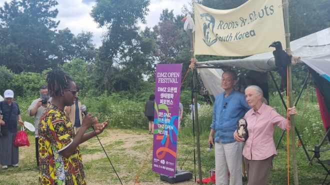 제인 구달 박사와 최재천 교수가 8일 정전 70년을 맞아 비무장지대(DMZ) 인근에서 생태·평화 메시지를 전달했다. (사진=경기도)