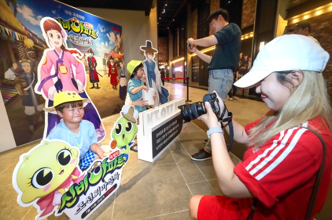 사진은 고객들이 KT OTT 씨어터 포토존에서 기념 촬영을 하는 모습.