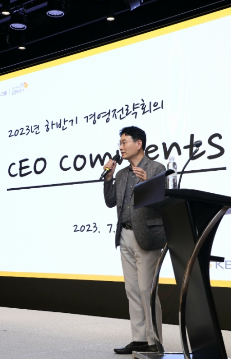 지난 7일 서울 강북구 파라스파라에서 열린 2023년 하반기 경영전략회의에 참석한 KB국민카드 이창권 사장이 임직원 대상으로 강연하고 있다.