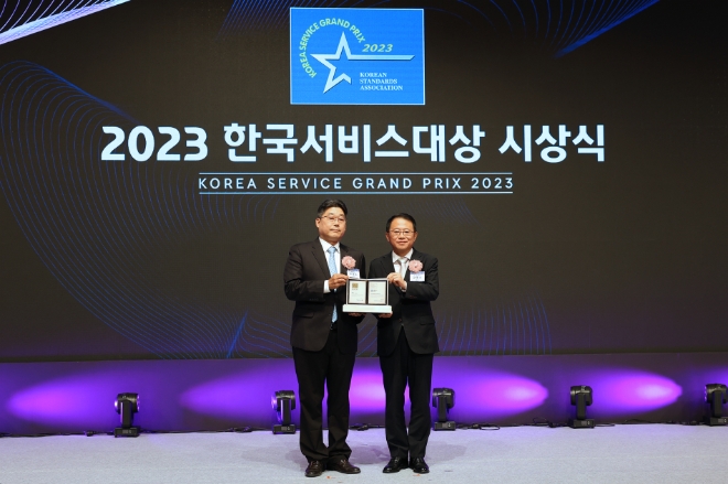 롯데건설 전략기획 부문 주영수 상무(왼쪽)가 ‘2023 한국서비스대상 시상식’에 참여해 수상 후 기념 촬영을 하고 있다. / 사진=롯데건설 제공