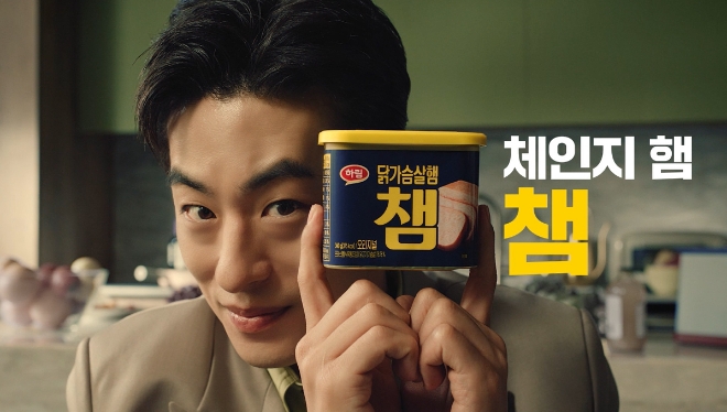 하림은 구교환과 함께 ‘닭가슴살햄 챔’ 새로운 TV CF를 공개했다. / 사진=하림 제공