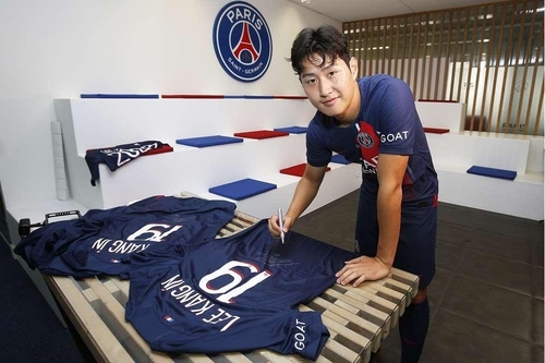 사진: PSG 유니폼에 사인하는 이강인/ PSG 구단 인터넷 홈페이지 사진