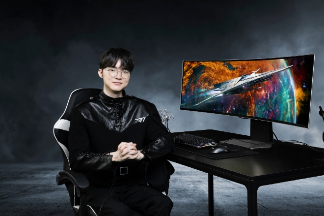 삼성전자는 자사 게이밍 모니터 ‘오디세이 OLED G9’이 전세계 주요 국가에서 인기를 끌고 있다고 10일 밝혔다. 사진은 프로게이머 '페이커'가 서울 강남구에 위치한 T1 사옥에서 세계 최초 듀얼 QHD 해상도를 지원하는 OLED 게이밍 모니터 '오디세이 OLED G9'을 소개하고 있는 모습. (사진 = 삼성전자 제공)