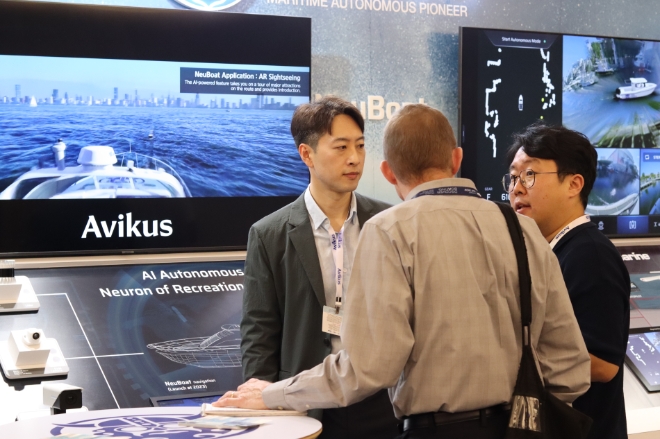 HD현대 사내벤처 1호 아비커스가 올해 2월 미국 플로리다에서 열린 ‘마이애미 국제 보트 쇼’에서 레저보트 자율운항 솔루션 ‘뉴보트’를 선보였다. / 사진=HD현대 제공