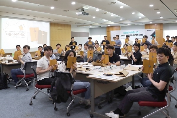 홀트아동복지회-세방그룹 임직원, 위기가정아동 지원을 위한 ‘북커버 만들기’ 캠페인 실시