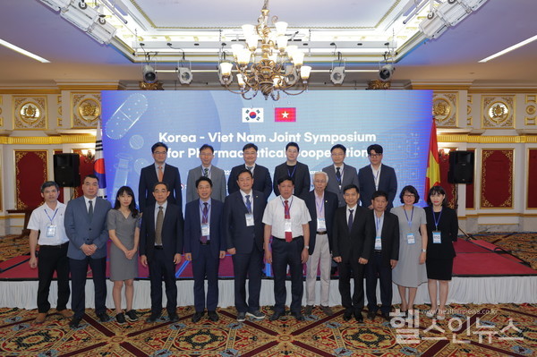 6일베트남하노이그랜드플라자하노이호텔에서열린'한국-베트남의약품산·학·관심포지엄'에참석한장병원한국제약바이오협회부회장(앞줄왼쪽다섯번째),강석연식품의약품안전처의약품안전국장(앞줄왼쪽여섯번째),도쑤언뚜옌(DoXuanTuyen)보건부차관(앞줄왼쪽일곱번째),르반트루옌(LeVanTruyen)베트남보건부의약품등록자문위원회위원장(앞줄왼쪽여덟번째)등내외빈들이기념촬영을하고있다.(한국제약바이오협회제공)