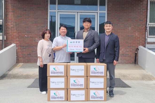 (왼쪽부터) 효광원 김순자 국장, 김현 원장, 노바락토 황용진 대표, 희망커넥트 남상원 대표가 기념 사진을 찍고 있다. / 사진=희망커넥트 제공