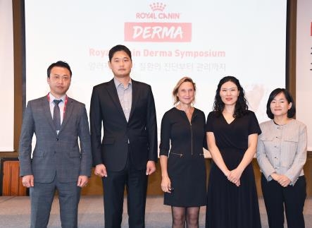 좌장을 맡은 황정연 서울특별시수의사회장, 연사로 참여한 류경문 스킨앤이어 동물병원 원장, 로잔나 마르셀라 플로리다주립대학 수의과대학 교수, 김하정 전남대학교 수의과대학 교수와 원은주 로얄캐닌 상무(왼쪽부터 )