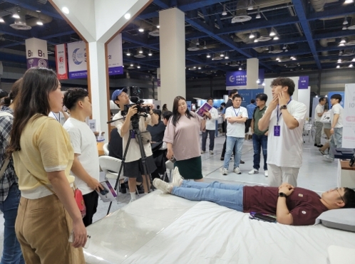 국내 최다인 6개 에어셀을 장착한 AI 스마트 베개 ‘AI하틴루 슬립드림’. AI 헬스케어 기업인 피플멀티는 지난 7일부터 3일간 코엑스에서 펼쳐진 ‘슬립테크 2023’에서 첫선을 보이며 본격적인 슬립테크 시장에 진출했다.