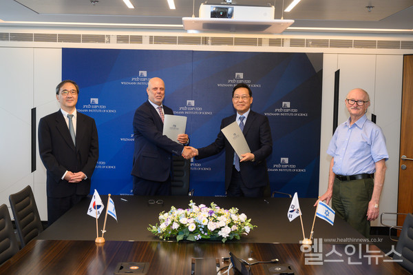 (왼쪽부터)조재용강남세브란스암병원장,지브라이시와이즈만연구소부총장,송영구강남세브란스병원장,모셰오렌모로스통합암센터장기념촬영