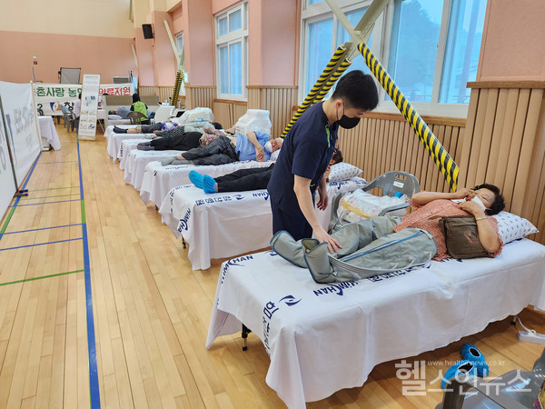 7일창원힘찬병원의함양지곡지역의료봉사활동에서지역주민이물리치료를받고있다.