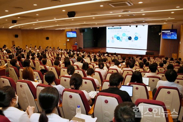 서울아산병원신경과강동화교수가연구중심병원성과교류회에서'디지털치료원천기술을통한난치병극복'을주제로발표하고있다.