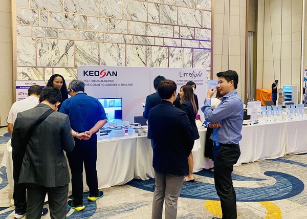 출시기념세미나에참석한현지성형및피부전문클리닉,의료제품업계관계자가제품을보고설명을듣고있는모습