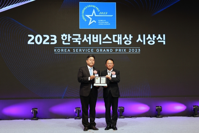 롯데건설은 지난 7일 주거 브랜드 ‘롯데캐슬’로 서울 소공동 롯데호텔에서 열린 ‘2023 한국서비스대상 시상식’에서 22년 연속 프리미엄 아파트부문 종합대상을 수상했다고 10일 밝혔다. 사진은 롯데건설 전략기획 부문 주영수 상무(왼쪽)가 ‘2023 한국서비스대상 시상식’에 참여해 수상 후 기념 촬영을 하고 있는 모습. (사진 = 롯데건설 제공)