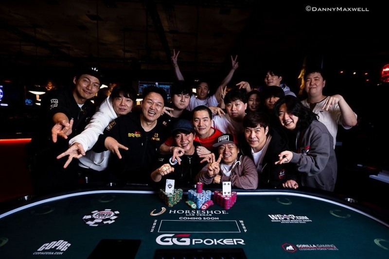 지난해 '2022 WSOP 명예의 전당 바운티' 대회서 우승을 차지한 뒤 기념사진 촬영에 나선 홍진호와 한국 선수들(사진 출처=WSOP).