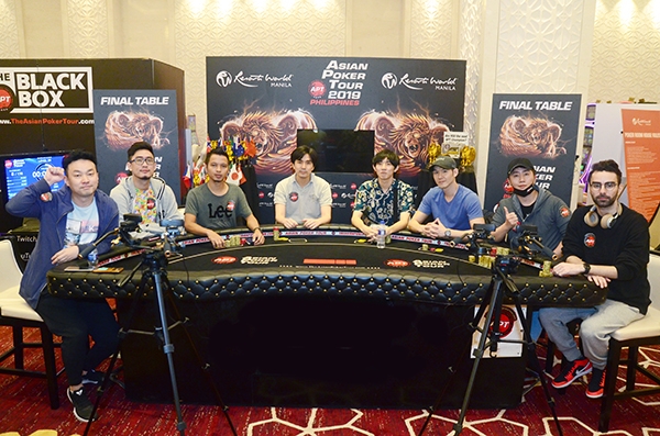 홍진호(오른쪽 두 번째)의 포커 경력 첫 우승 대회였던 '2019 아시아 포커 투어 마닐라 몬스터스택' 파이널 테이블 기념사진(사진 출처=APT 아카이브).