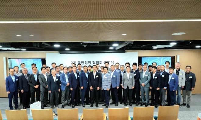 지동섭 SK온 사장(CEO) (왼쪽 아홉번째), 진교원 SK온 사장(COO) (오른쪽 두번째), 최영찬 SK온 경영지원총괄사장(왼쪽 네번째) 및 협력사 대표들이 10일 서울 종로구 관훈사옥에서 열린 제 2기 동반성장 협의회 출범식에서 기념사진을 촬영했다. / 사진=SK온 제공