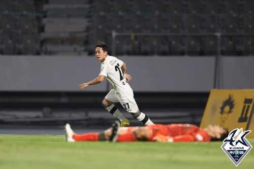 사진: 극적인 동점골을 터트린 전남 드래곤즈의 추상훈/한국프로축구연맹 제공