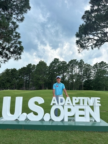 사진: US 어댑티브오픈 대회장에서 포즈를 취한 이승민/SK텔레콤 제공