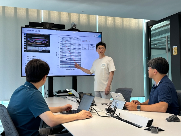 SK텔레콤은 ‘5G이동통신의 모세혈관’이라고 불리는 프론트홀(Fronthaul)*의 고속 전송에 필요한 파장 확대 기술을 개발했다고 11일 밝혔다. / 사진=SKT 제공