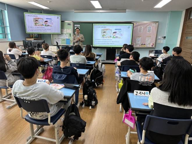 미래에셋생명은 금융소비자들에게 올바른 금융 지식과 습관을 길러주기 위한 ‘1사1교 금융교육’과 ‘어르신 대상 금융사고 예방교육’을 실시하고 있다. / 사진=미래에셋생명 제공