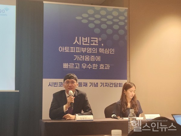 11일시빈코급여등재기념간담회에서경북대학교병원피부과장용현교수(왼쪽)과한국화이자제약의학부전자영이사가기자들의질문에답하고있다.