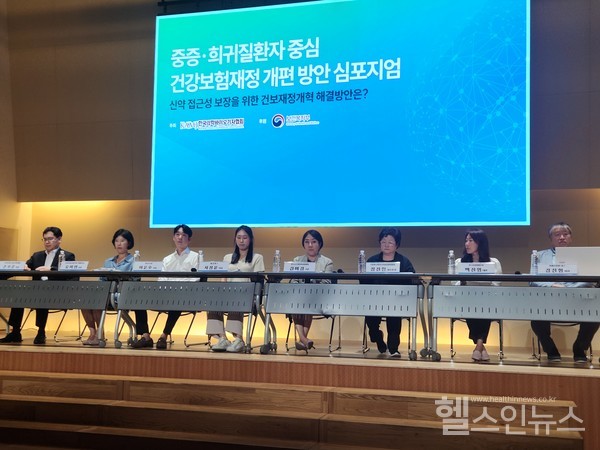 5일열인한국의학바이오기자협회(KAMJ)'중증·희귀질환자중심건강보험재정개편방안'심포지엄패널들.(왼쪽부터)보건복지부손호준보험정책과장,유미영건강보험심사평가원약제관리실장,어윤호데일리팜기자,서정윤매경헬스기자(한국의학바이오기자협회대외협력이사),김미경한국글로벌의약산업혁회고문,정진향(사)한국희귀·난치성질환연합회사무총장,백진영한국신장암환우회대표,강진형미래건강네트워크이사(가톨릭대학교의과대학종양내과교수)