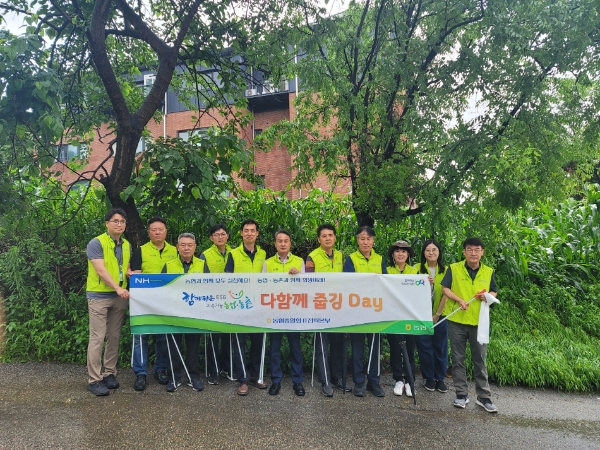 박흥연 IT전략본부장(왼쪽에서 여섯 번째)과 농협 IT임직원들이 11일 경기 의왕시 청계사 일대에서‘다함께 줍깅DAY’캠페인에 참여하며 기념촬영을 하고 있다. / 사진=농협 제공